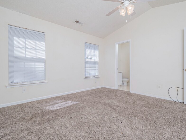 Building Photo - 4712 Silverdene St