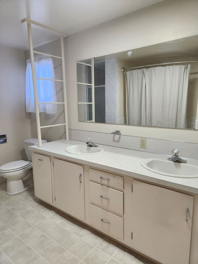 Building Photo - West Valley 3 bedroom country home with 3 bay shop