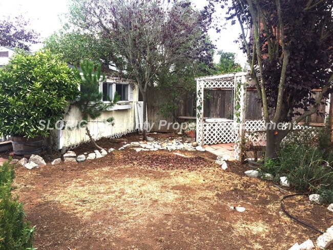 Building Photo - AVAILABLE FEBRUARY- Lower Level Duplex - 1 Bedroom + Den