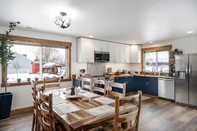 Building Photo - Avail October 1 thru May 31.  Fully furnis...