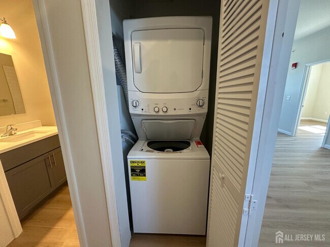 Building Photo - 88 Louis St