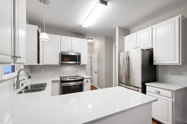 Building Photo - Charming 4-Bedroom with Backyard Retreat i...