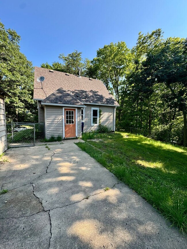 Building Photo - 3002 Woodland St