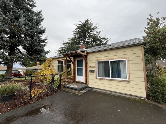 Building Photo - Cozy Portland Gem with Bright, Open Living...