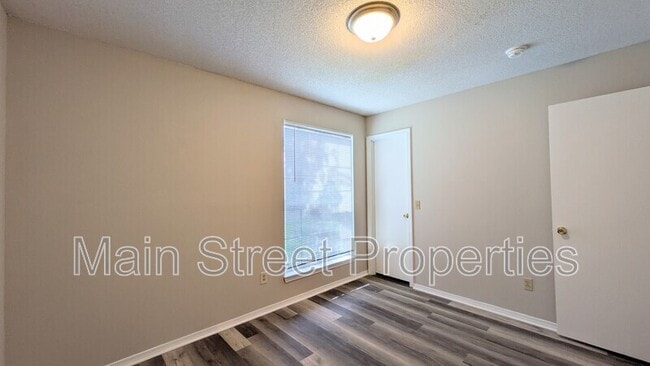 Building Photo - 424 Pine Crescent Way