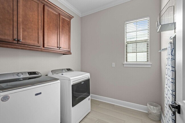 Building Photo - 834 Golden Bear Dr