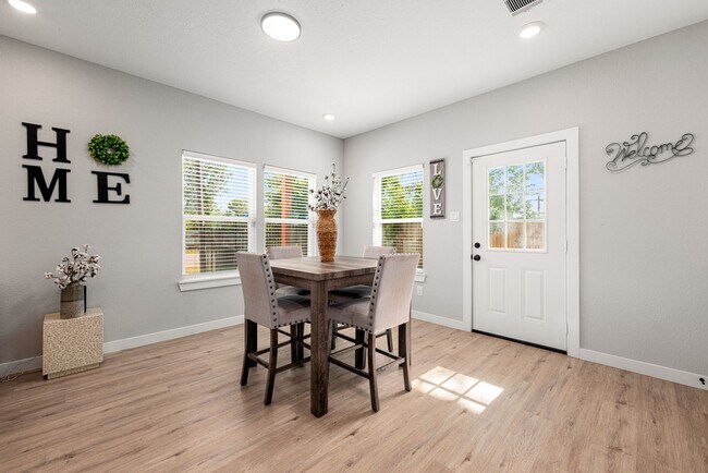 Building Photo - 8357 Tate St