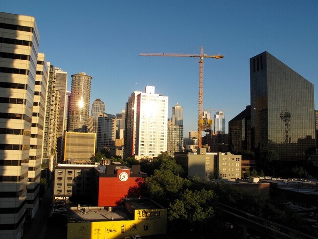 Building Photo - Exquisite 2 Bed/2 Bath Downtown Condo at I...