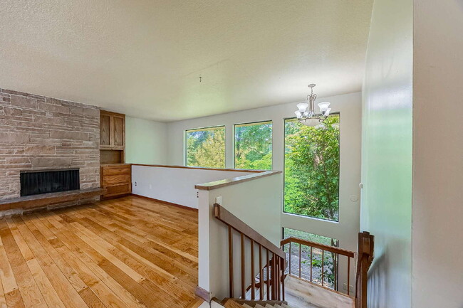 Building Photo - Five-bedroom in Kent, Scenic Hill Neighbor...