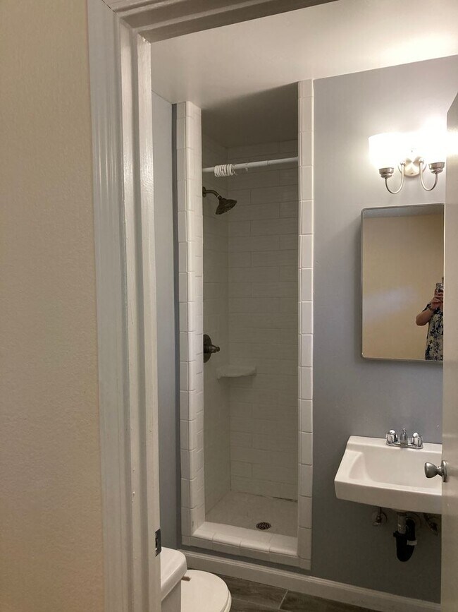 Building Photo - **READY FOR MOVE IN** 3 Bedroom/2 Bath Single Story Home