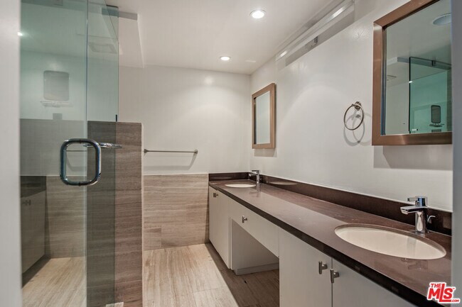 Building Photo - 8787 Shoreham Dr
