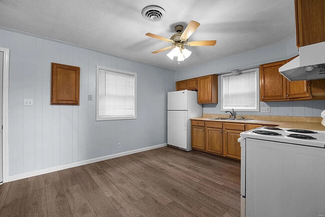 Building Photo - 1400 Brushey Grove Ave
