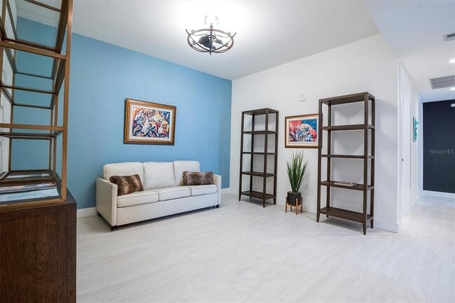 Building Photo - 301 1st St S