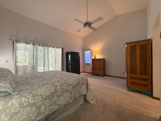 Building Photo - Beautiful 3 bedroom 2.5 bathroom pool home