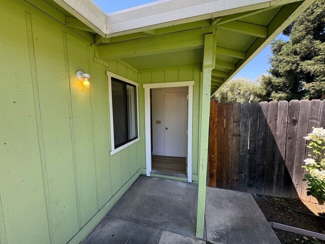 Building Photo - 3 bedroom 2 bathroom | Half Plex House in ...