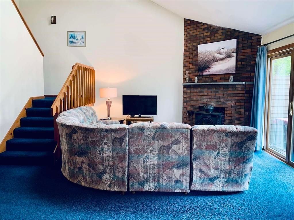 Building Photo - 61 Woodbury, 43