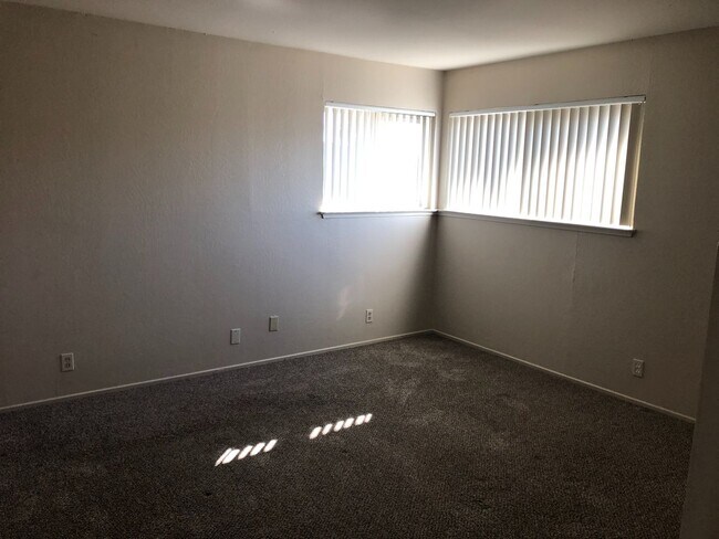 Building Photo - BEAUTIFUL DUPLEX IN SACRAMENTO!!