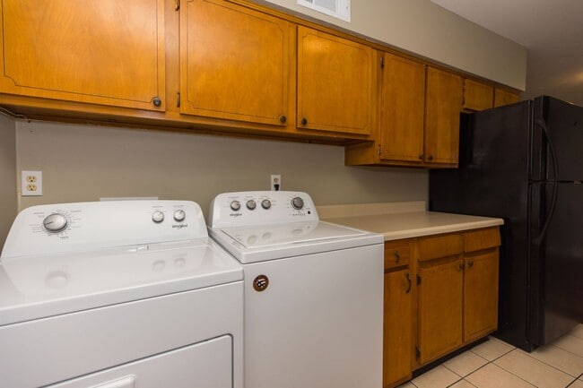 Building Photo - 3 Bedroom