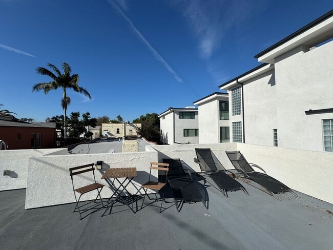 Building Photo - Beautiful Newly Renovated  1 bd 1ba Near Melrose Place
