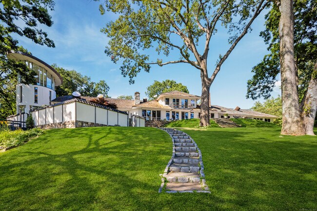 Building Photo - 11 Beachside Common