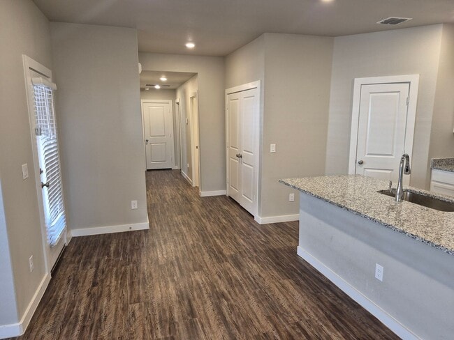 Building Photo - 501 E 21st St