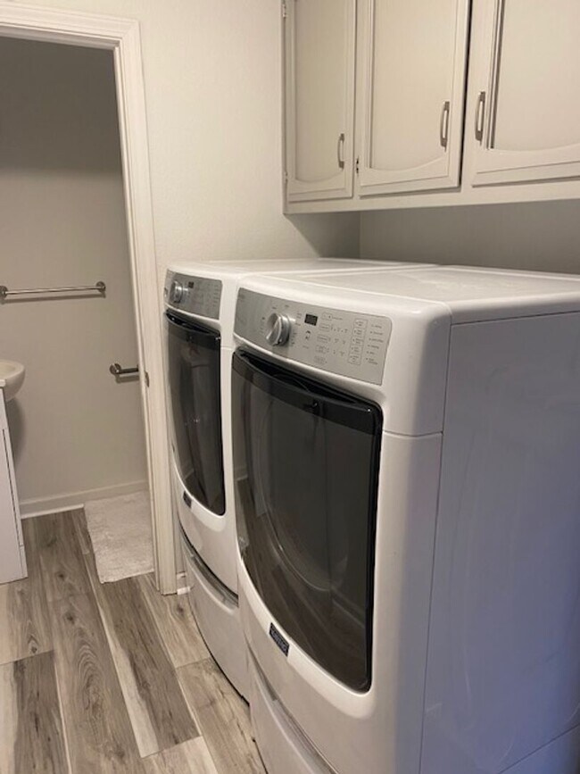 Building Photo - Beautiful Home w/ Pool