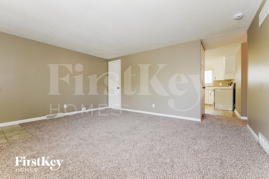 Building Photo - 5042 N Bellaire Ave