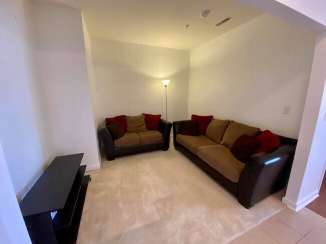 Building Photo - Charming 2Bedroom/2Bath Condo in Heart of ...