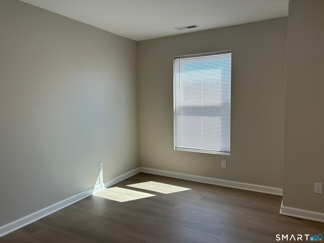 Building Photo - 62 Soundview Ave
