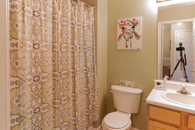 Building Photo - Spacious, well-kept 3 bedroom N Raleigh townhome with fenced back area!