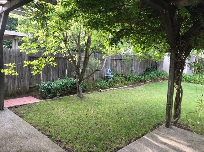 Building Photo - 3 Bedroom 1.25 bath Davis duplex in West D...