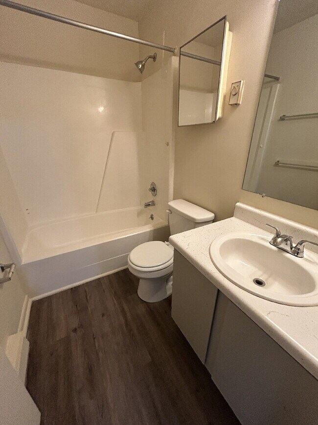 Building Photo - 2 Bedroom 1.5 Bath Townhome on culdesac with fenced in back yard. Close to shops, I-81 commuter r...