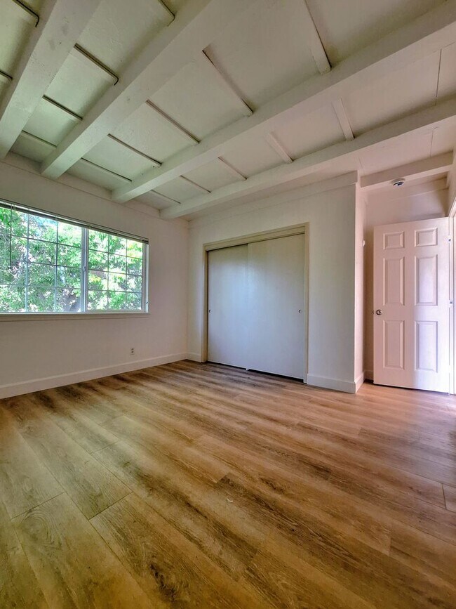 Building Photo - 1652 Crucero Dr