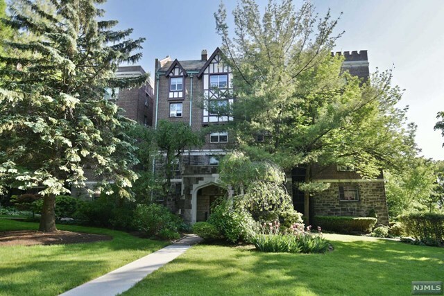 Primary Photo - 100 E Palisade Ave