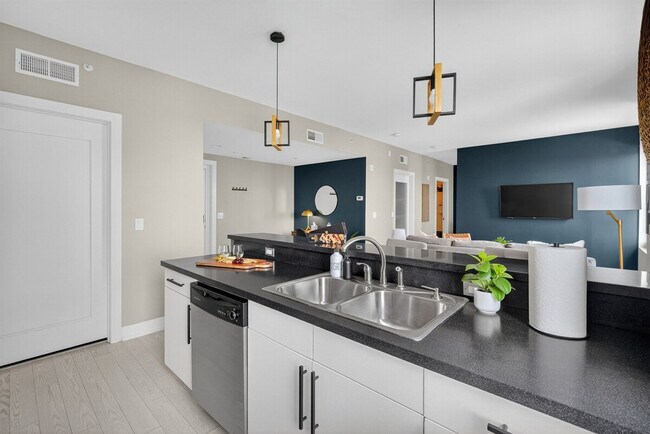 Building Photo - 400 Walnut St