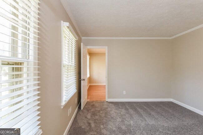 Building Photo - 5613 Woodland Dr