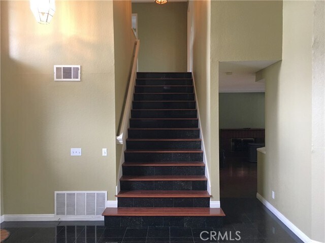 Building Photo - 1349 Crestmont Dr