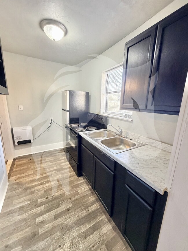 Building Photo - 334 S Pine St