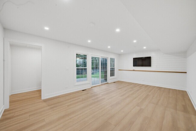 Building Photo - 2S245 Mayfield Ln