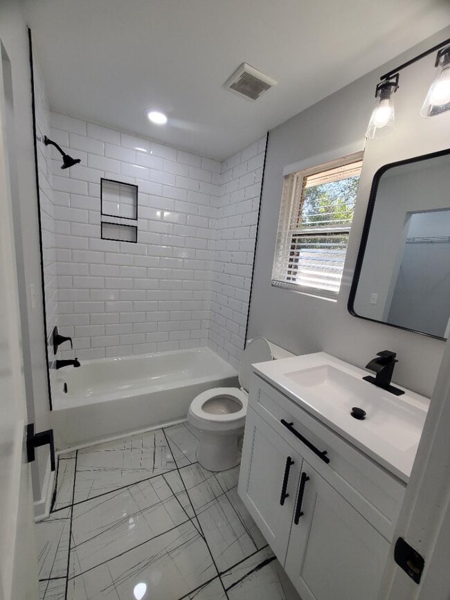 Building Photo - 290 Quick St