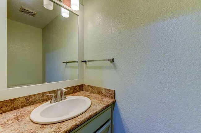 Building Photo - Renovated Townhome