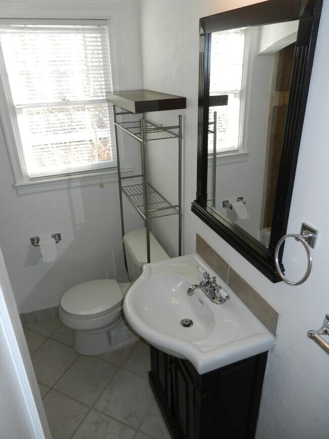 Building Photo - $0 DEPOSIT OPTION. CHARMING 3 BED 1 BATH R...