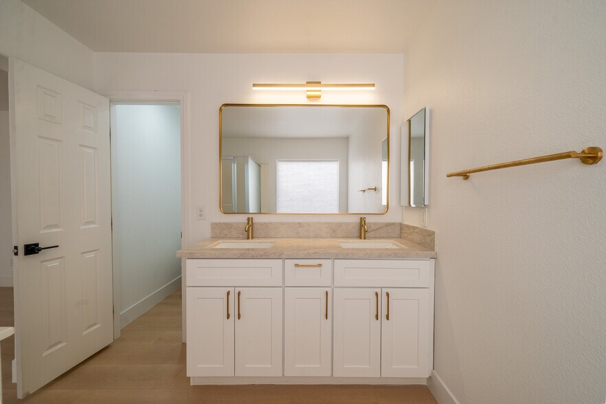 Building Photo - 504 Lacabana Beach Drive