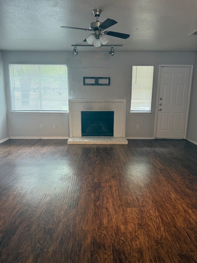 Building Photo - River Crossing - Near Downtown - 2BD /2.5BA - Townhome - Yard - Pet Friendly