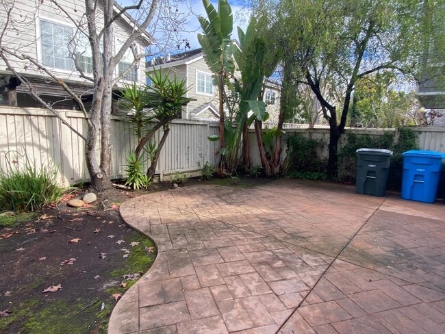 Building Photo - 323 Montserrat Dr