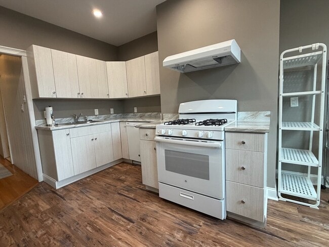 Building Photo - 628 E 3rd St