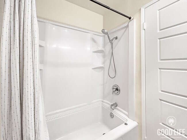 Building Photo - Stunning 2BD/2BA W/ Updated Kitchen and Re...