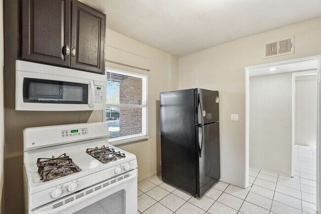 Building Photo - Light-Filled Tucson 2 Bedroom Rental – Move In This November!