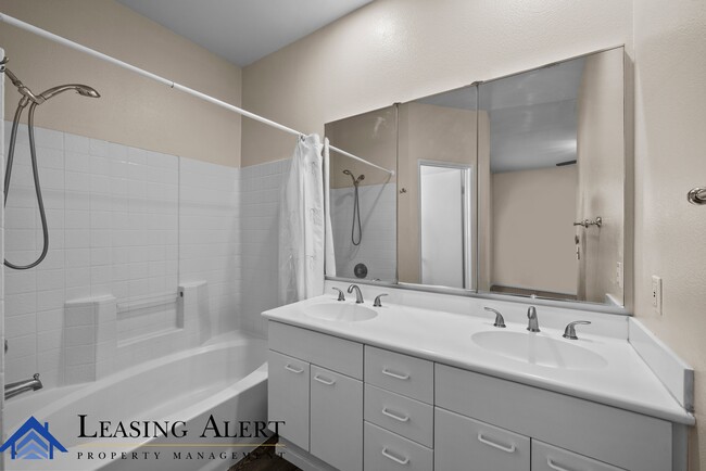 Building Photo - 27825 Crown Ct Cir