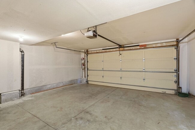 Building Photo - Downtown Mountain View 3 Bedroom 3.5 Bathr...